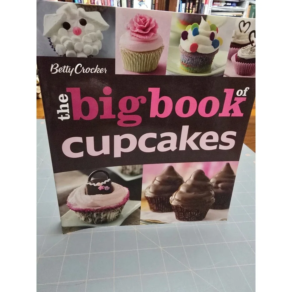 The Betty Crocker the Big Book of‎ Cupcakes by Betty Crocker